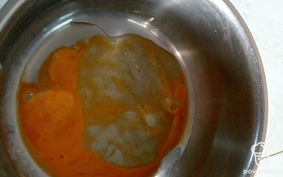 Яйцо разбейте в миску, взбейте с солью и сахаром.