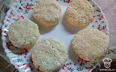 Мокрыми руками сформируйте сырники. Разогрейте на сковороде растительное масло.