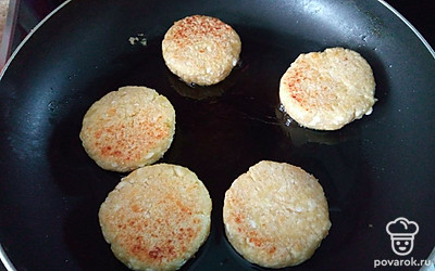 Обжарьте сырники с каждой стороны по 7 минут. Готово!