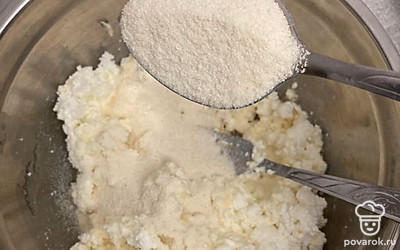 Добавьте манку и перемешайте. Тесто уберите в холодильник на 15-20 минут. Я обычно убираю на ночь и готовлю сырники утром.