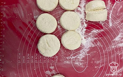 Сформируйте шарики. Придайте им характерную форму сырников.