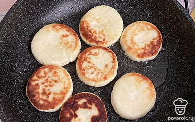 Обжарьте сырники с двух сторон до появления румяной корочки.