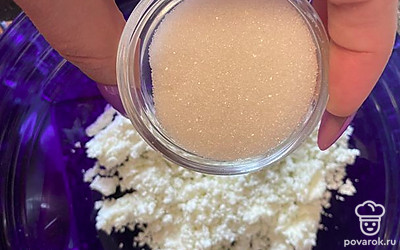 В творог добавьте сахар.