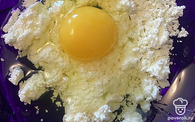 Вбейте яйцо и все тщательно перемешайте.