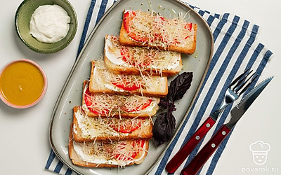 Украсьте тосты петрушкой перед тем, как подать на стол.