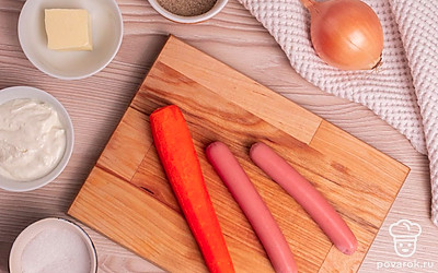 Выложите все ингредиенты на стол для удобства приготовления. Морковь очистите.