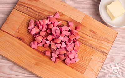 Репчатый лук очистите. Сосиски, лук и морковь нарежьте кубиком.