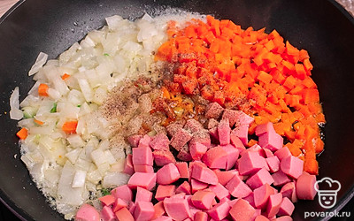 Овощи с сосисками обжарьте на сковороде со сливочным маслом, добавив соль и перец по вкусу.