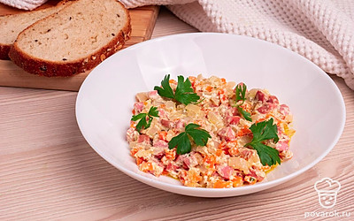 Готовое блюдо подавайте к столу, украсив свежей зеленью по вкусу.