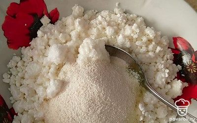 Творог переложите в миску, добавьте соль, сахар, яйцо, манку. Пробейте все блендером. 