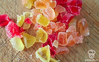 Мармелад нарежьте небольшими кусочками.