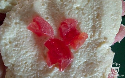 Сформируйте сырники мокрыми руками. В середину каждого сырника положите мармелад.