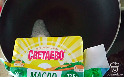 На сковороде разогрейте сливочное масло.