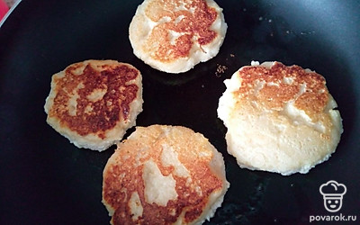 Жарьте сырники с каждой стороны по 5-7 минут на среднем огне. Наши мармеладные сырники готовы!