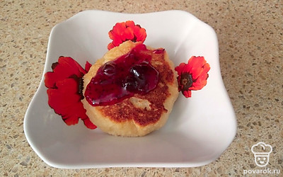 Подавайте сырники горячими с вареньем или сгущенным молоком.