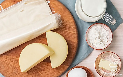 Подготовьте продукты для ачмы из теста фило. Немного разморозьте тесто фило на полке в холодильнике при температуре +1-3 градуса. На этой уйдет минут 30-40. Сыр натрите на крупной терке. Совет: Если в наличии нет кавказского рассольного сыра, замените его на любой твердый.