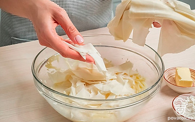 Приготовьте ачму с тестом фило. Смешайте сыр с яйцом и молоком. В отдельную емкость руками нарвите кусочки теста фило. Добавьте в молочно-сырную смесь, перемешайте.