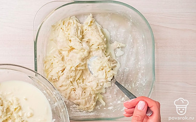 Подготовьте ачму к запеканию. Выложите массу в форму для запекания, смазанную маслом и присыпанную мукой. Запекайте при 180 градусах 30-35 минут.