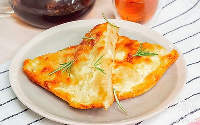 Остудите готовую ачму с тестом фило, нарежьте на порционные кусочки и подавайте к чаю.