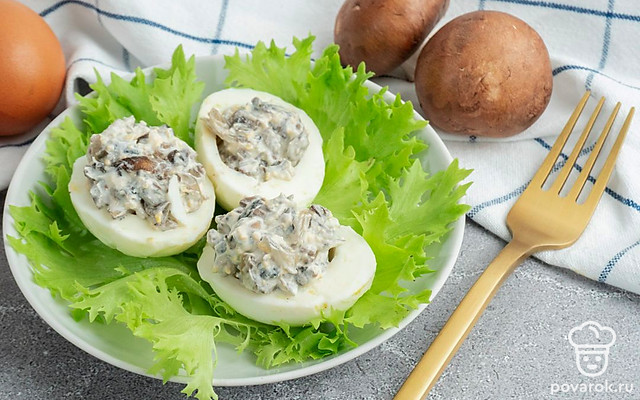 Фаршированные яйца с шампиньонами, луком и майонезом — Рецепт с фото