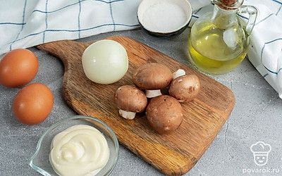 Яйца отварите. Почистите лук. Подготовьте остальные ингредиенты