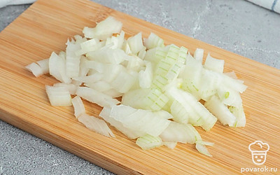 Лук и грибы нарежьте. Желток мелко покрошите.