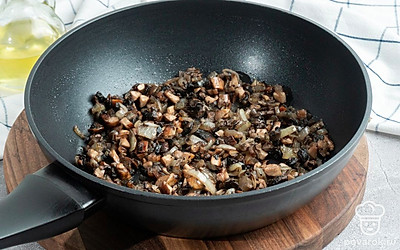 Обжарьте на сковороде лук, затем добавьте грибы, обжарьте все вместе.