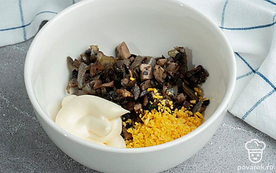 Смешайте в миске:смесь лука с грибами,желтки,соль,майонез.