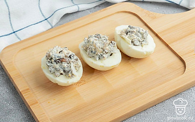 Разложите начинку в яйца.