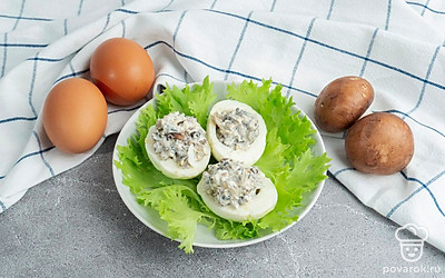 Яйца, фаршированные шампиньонами, луком и майонезом, готовы! Приятного аппетита!