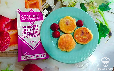 Пожарьте сырники на сковородке до золотистой корочки с двух сторон. 