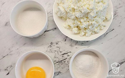 Взвесьте все ингредиенты. Отделите желток от белка.
