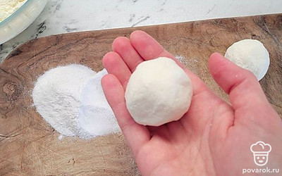 Столовой ложкой наберите горку творожной массы. Сожмите ее в небольшой шарик.