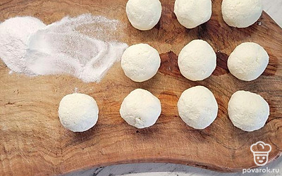 Из этого количества ингредиентов должно получиться 10-12 шариков.