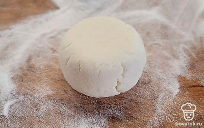Обваляйте шарик со всех сторон в рисовой муке. Затем слегка приплюсните сверху и снизу, чтобы получилась форма пухлой шайбочки.