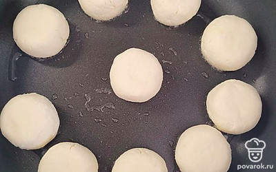 Выложите сырники на разогретую сковороду. Жарьте на одной стороне 3 минуты.