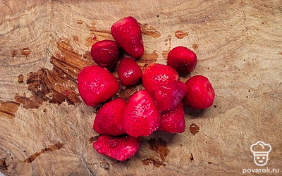 Пока сырники жарятся, можно заняться клубничным конфитюром. Подготовьте 200 грамм замороженной клубники. Ополосните ее холодной водой. 