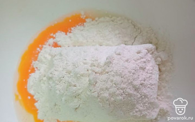 Всыпьте муку.