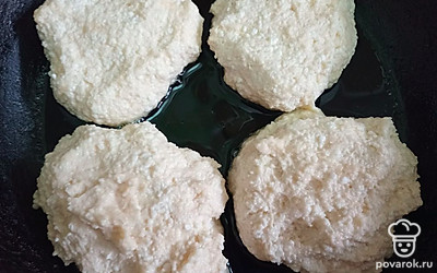 Замесите тесто. Разделите на четыре части. Из каждой части сформируйте сырники и выложите на сковороду с раскаленным растительным маслом.