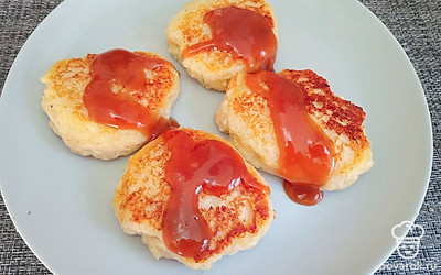 Полейте сырники карамелью.