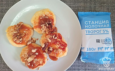 Подавайте сырники, посыпав грецкими орехами.