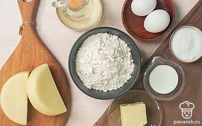 Подготовьте продукты для ачмы с молоком. Масло сливочное растопите. Сыр натрите на средней терке. Совет: Растапливать сливочное масло на плите лучше в сотейнике с толстым дном. Также можно воспользоваться водяной баней и микроволновкой. Главное, чтобы масло таяло медленно и не вскипало.