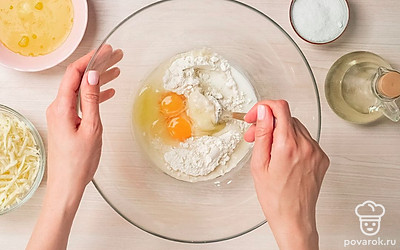 Подготовьте тесто. В чашу насыпьте муку, немного посолите, разбейте яйца, добавьте молоко. Руками вымесите тесто. Оно должно получиться примерно таким же, как на пельмени. Заверните в пищевую пленку, оставьте "отдыхать" на 30 минут.