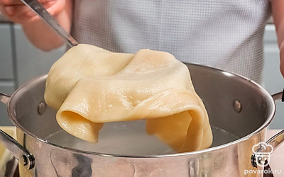 Отварите слои. Вскипятите в кастрюле половину воды с солью, добавьте растительное масло. Оставшуюся воду в холодном виде налейте в широкую миску. Каждый пласт, кроме первого и последнего, отварите в воде 30 секунд, затем сразу шумовкой или ситом выложите в холодную воду. Потом на полотенце, чтобы лишняя влага впиталась.