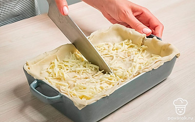 Завершите приготовление ачмы. Выложите на первый слой теста второй, проваренный. Смажьте маслом, посыпьте сыром. То же самое проделайте с остальными слоями. Последний слой (не проваренный) посыпьте сверху сыром. Уберите в холод на 30 минут. Затем разрежьте сырую ачму на 6-8 порций. Запекайте при 190 градусах 30-35 минут.