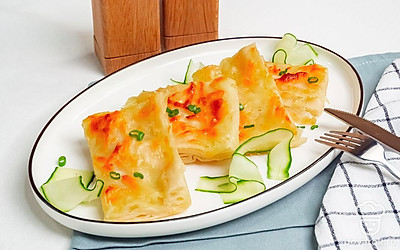 Выложите готовую ачму с молоком на плоское блюдо и подайте к столу.