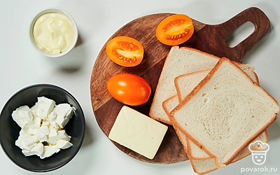 Помидоры помойте, удалите плодоножки, нарежьте тонкими кружочками. Брынзу и плавленый сыр натрите на терке по отдельности. Хлеб подсушите в тостере в течение 2 минут. Укроп помойте, обсушите и мелко покрошите. Разогрейте духовку до 200 градусов.