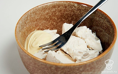 Приготовьте соус. Смешайте брынзу и майонез вилкой в однородную массу. Намажьте получившийся соус толстым слоем на тосты. Сверху положите кружочки помидоров и посыпьте тертым плавленым сыром.