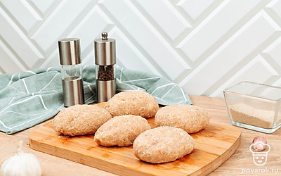 Из полученной массы сформируйте котлетки.