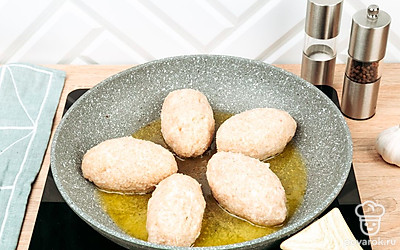 Разогрейте сковороду с растительным маслом. Обжарьте котлетки 5 минут с одной стороны до золотистой корочки.